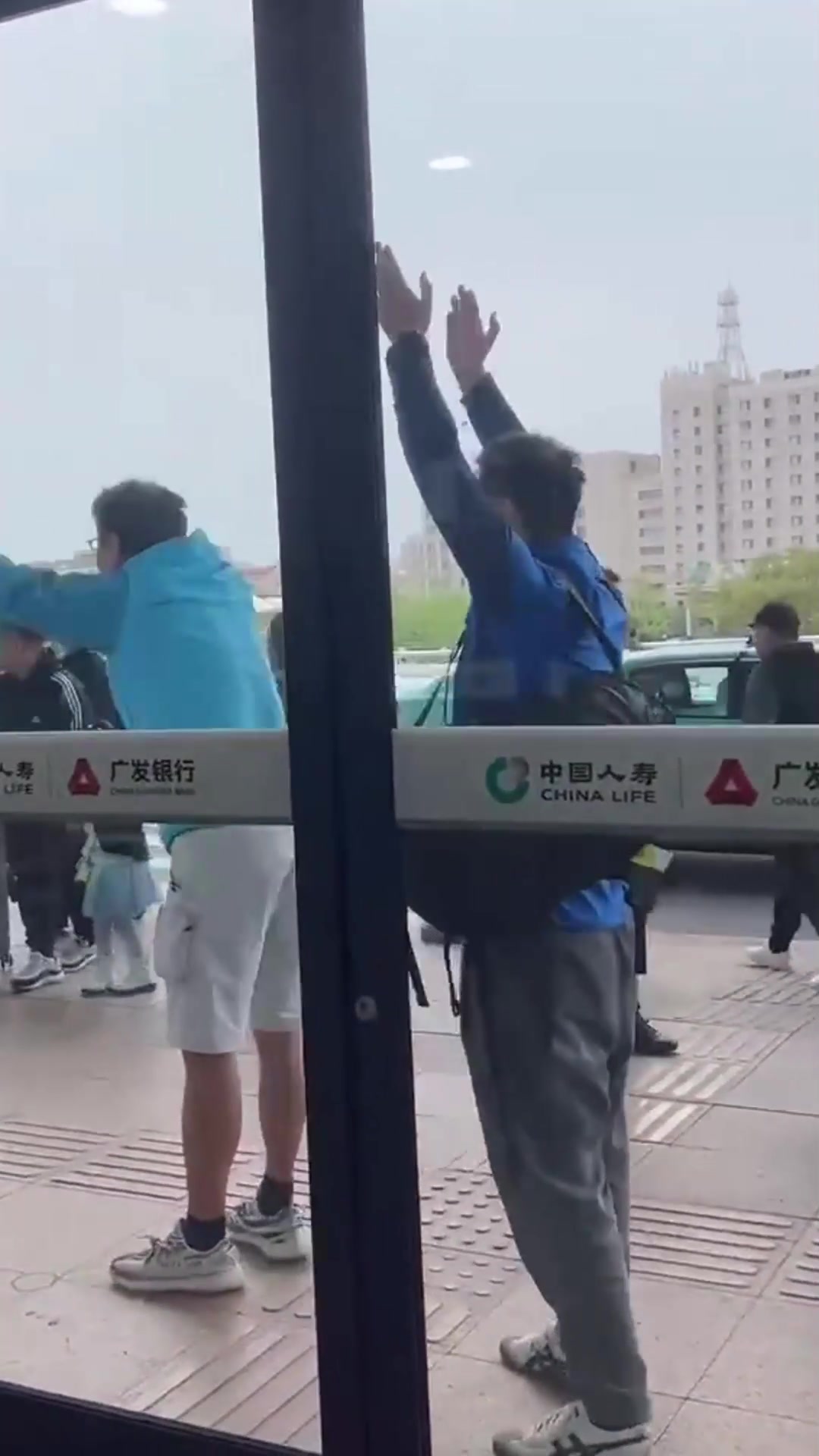 还在闹事大连球迷跑去机场围堵广州球员？！